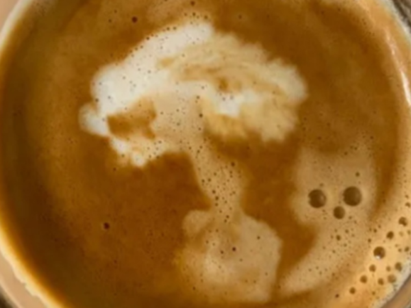 Η “τέχνη” του χυμένου καφέ μπορεί να συναρπάσει…
