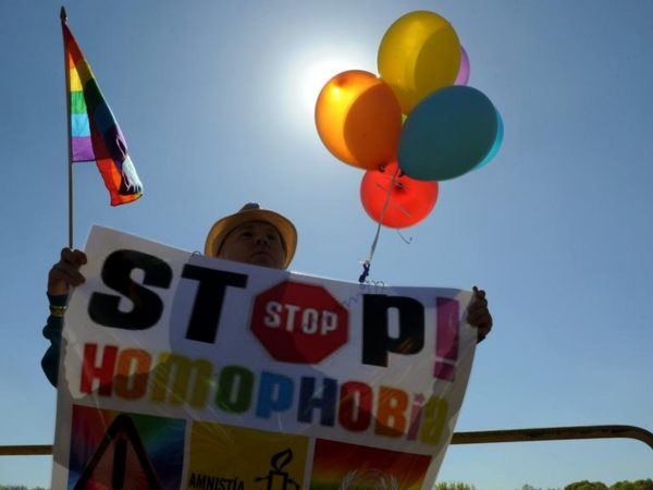 Φρικτή ομοφοβική επίθεση: Έκλεισαν ραντεβού με έφηβο, τον παγίδευσαν και του έβαλαν φωτιά
