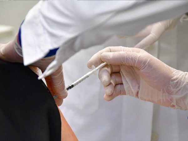 Όμικρον: Άσχημα νέα για τους εμβολιασμένους – Τι λέει ο επικεφαλής της Moderna