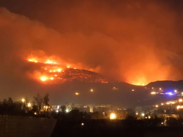 Εκτός ελέγχου η φωτιά στην Τήνο – εκκενώνονται χωριά – η πυροσβεστική στέλνει ενισχύσεις στο νησί