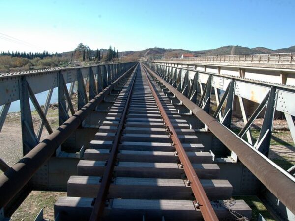Έσπασαν σωλήνες υδροδότησης – κατάρρευση γέφυρας ΟΣΕ στον Εύηνο