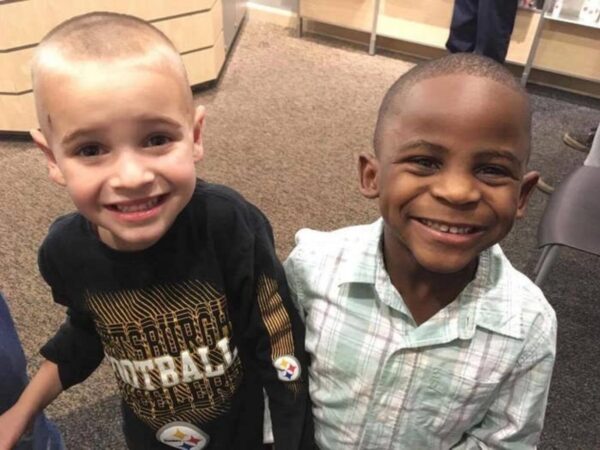 Κανείς δε γεννιέται ρατσιστής: Κολλητοί φίλοι 5 ετών, έκαναν το ίδιο κούρεμα για να «ξεγελάσουν» τη δασκάλα τους
