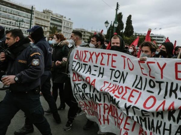 «Ως εδώ» φωνάζει πλήθος πολιτών σήμερα στο Σύνταγμα και σε άλλες πόλεις της Ελλάδας