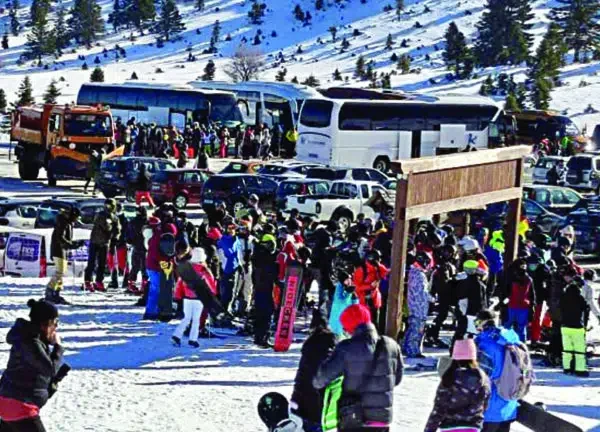 Ρεκόρ με 15.000 επισκέπτες στο χιονοδρομικό κέντρο Καλαβρύτων το Σαββατοκύριακο