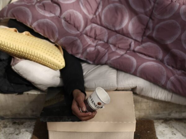 «Όχι άλλος νεκρός άστεγος από το κρύο» – Απαιτούνται εναλλακτικοί τρόποι προσέγγισής τους