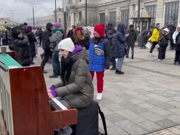 Εκεί που ηχούν οι σειρήνες του πολέμου, μια πιανίστρια παίζει το εμβληματικό «What a Wonderful World»