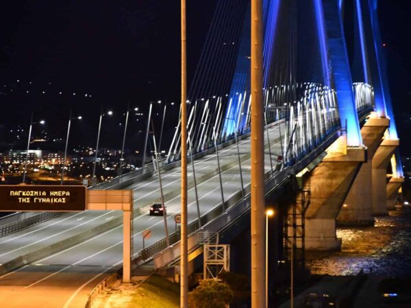 Η Γέφυρα Ρίου – Αντιρρίου φωταγωγήθηκε για την Παγκόσμια Ημέρα της Γυναίκας
