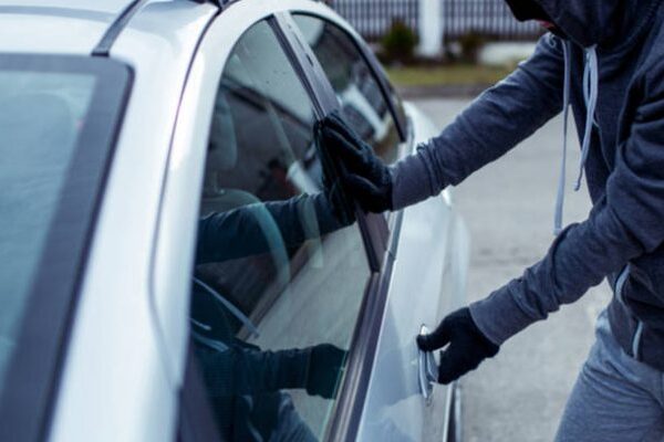 Μεσολόγγι: Έκλεψαν  αντικείμενα αξίας 300 ευρώ από αυτοκίνητο σε χώρο στάθμευσης καταστήματος