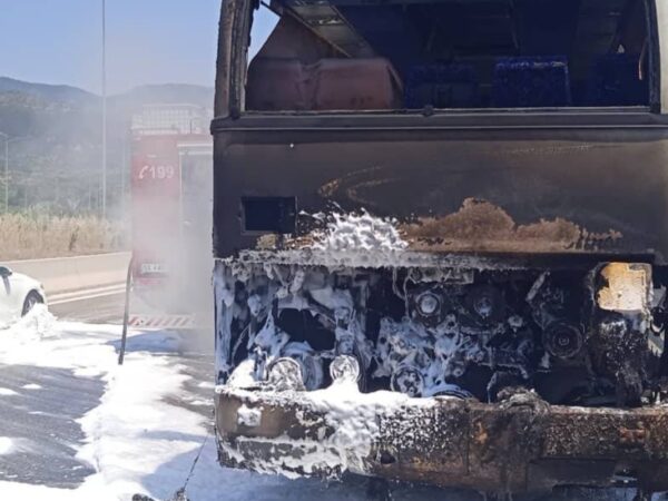 Λεωφορείο ΚΤΕΛ έπιασε φωτιά στην ΣΕΑ Ευηνοχωρίου