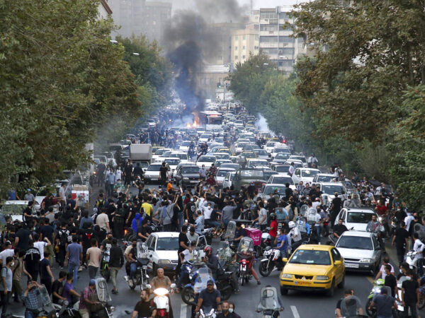 «Φλέγεται» το Ιράν: Αυξάνονται οι νεκροί – Μπλακ άουτ στα social media.