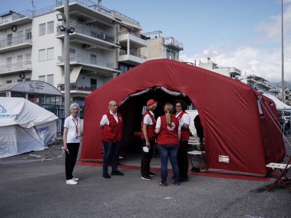 Γιατροί και εθελοντές: «Υγρός τάφος η Μεσόγειος» – «Στο αμπάρι του πλοίου γυναίκες και παιδιά»