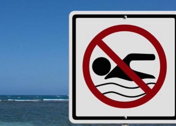 Απαγόρευση κολύμβησης στο λιμένα και στη Τουρλίδα, στη πλευρά του διαύλου.