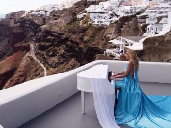 Η ιπτάμενη πιανίστα ξαναχτυπά: Στην μαγευτική Οία, μια ωδή στη φυσική ομορφιά της Ελλάδας [βίντεο]