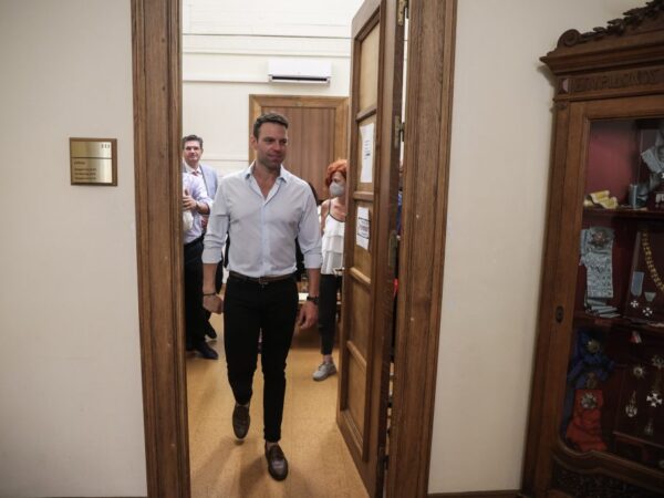 Κασσελάκης στη Βουλή: Ψήφο εμπιστοσύνης σε Φάμελλο, όχι από  Αχτσιόγλου & η ξενάγηση