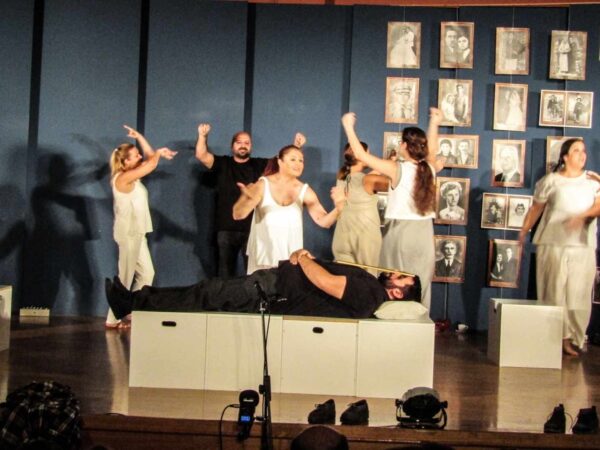 «Μάγεψε» η θεατρική ομάδα ΠΡόΒΑ στην παράσταση  «Γιοί και κόρες»