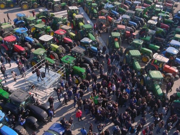 Οι αγρότες κλείνουν τις εθνικές οδούς και κατεβαίνουν στην Αθήνα με τρακτέρ