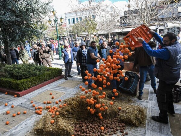 Αγρότες: Καταγγέλλουν τον κυβερνητικό εμπαιγμό ζεσταίνοντας μηχανές για Αθήνα – Έκλεισε η Εθνική στην Καρδίτσα
